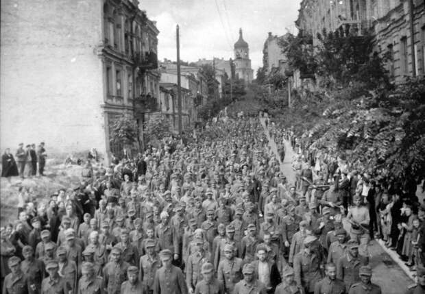 Киев. Софиевская улица. Немецкие военнопленные на "параде позора". 1944 год.