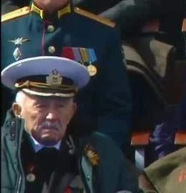 Владимир Путин на параде Победы пообщался с ветераном войны, защитником Ленинграда Евгением Куропатковым