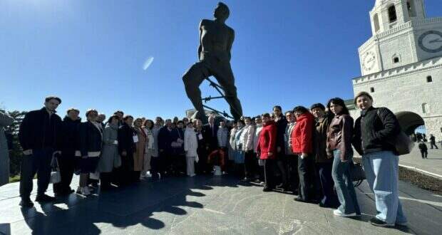 Бөтендөнья «Туган тел» җыены делегатлары Муса Җәлил һәйкәле янына җыелды