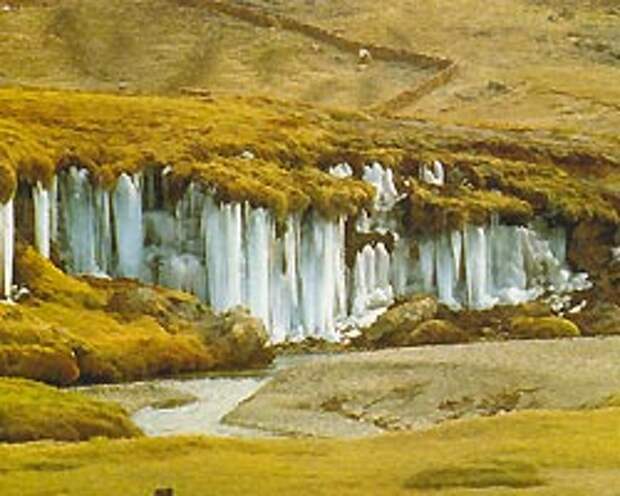 Характерный пейзаж Андского высокогорья: каменистая пустыня со следами древнего ледника.