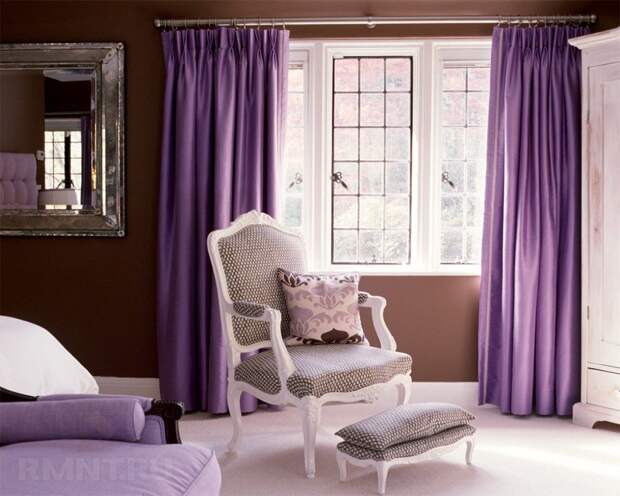 Фиолетовые шторы на фоне коричневой стены