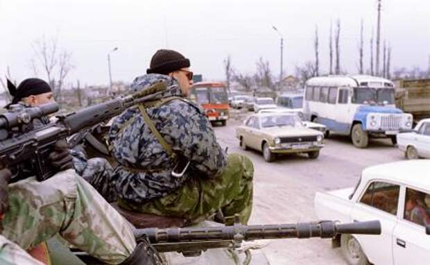 На фото: у одного из блокпостов на дороге Аргун - Грозный, 1996 год