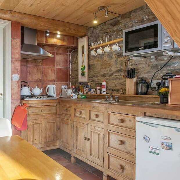 На кухне есть все необходимое для жизни: от холодильника и микроволновки до газовой плиты. При желании здесь можно жить, сколько душе (и кошельку) угодно