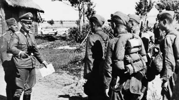 Командир бригады ваффен СС (второй слева) и командир дивизии беседуют с галицкими добровольцами.