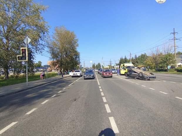 В Твери в результате ДТП иномарка оказалась на крыше