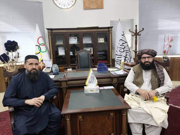 Слева - Рустам Хабибуллин, который считает, что нашей стране нужны афганские мигранты и уже готовы привезти их даже в ДНР.  Справа - талиб. Не перепутайте))