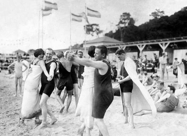 Танцы на пляже в Ванзее, Берлин, 1911 г. 100 лет назад, 20 век, архивные снимки, архивные фотографии, пляж, пляжный отдых, черно-белые фотографии, чёрно-белые фото