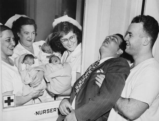 Сотрудники роддома показывают счастливому отцу его новорожденных тройняшек. Нью-Йорк, 1946 год. история, ретро, фотографии