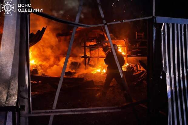 Зеленский заявил об ответе «дальнобойными санкциями» на удары России