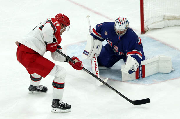 Вратарь сборной США пропустил шайбу на Олимпиаде после броска с центра площадки