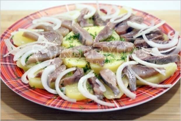 Закуска из селёдки с картофелем. Пошаговый кулинарный рецепт с фотографиями приготовления закуски из селёдки с картофелем.