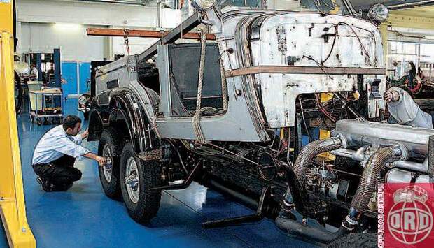 Автомобиль генерала Франко в процессе реставрации в MercedesBenz Classic Center.  Ответственный момент установки отреставрированного кузова на отреставрированное шасси.