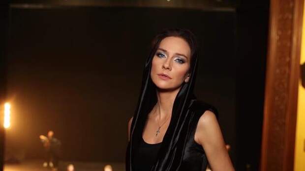 Елена Север исполнила песню на стихи Марии Захаровой  на сцене театра имени Волкова