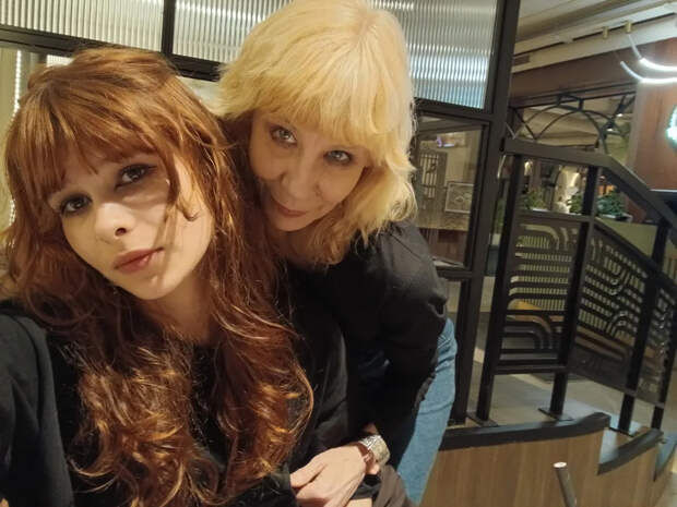 Сыгравшая лысую проститутку в «Брате-2» актриса показала фото с 22-летней дочерью