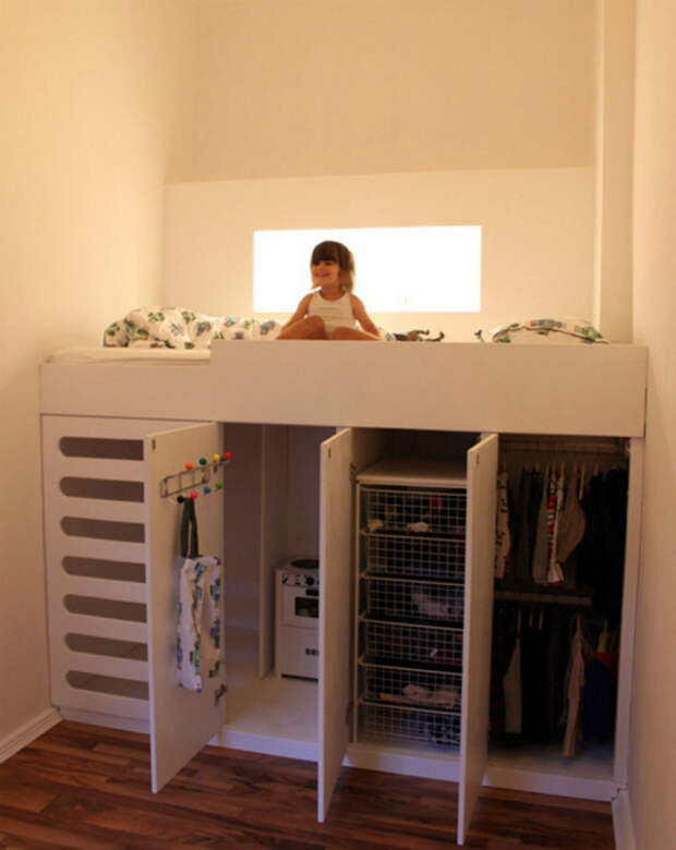 Кровать-чердак с гардеробом в нижней части. | Фото: Pinterest.