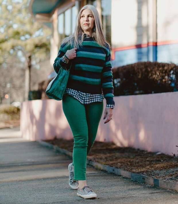 Одеться так, чтобы выглядеть моложе, это не означает, что нужно выбирать молодежные вещи или покупать одежду исключительно из последних коллекций.-8