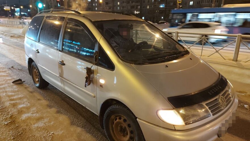 В Твери водитель иномарки пытался "проскочить" светофор и сбил пешехода