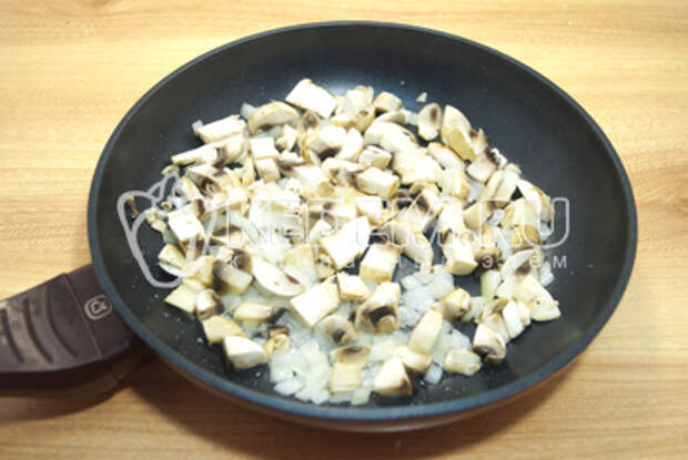 Грибы очистить и нарезать кубиками, обжарить с мелко нашинкованным луком на сковороде с растительным маслом.