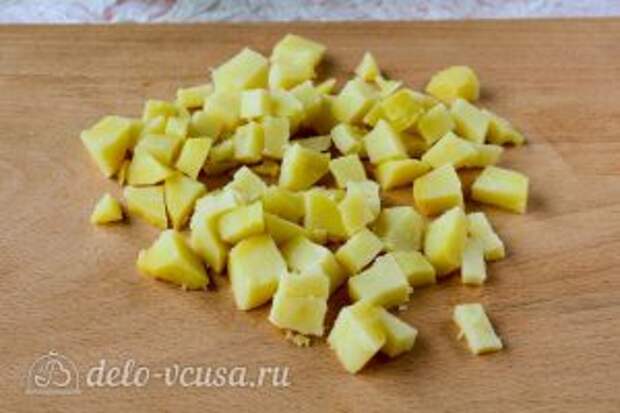 Салат Оливье со свежим огурцом: Порезать картошку