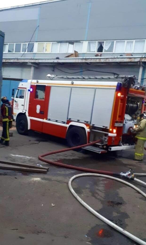 В Сигнальном проезде полыхал мусор