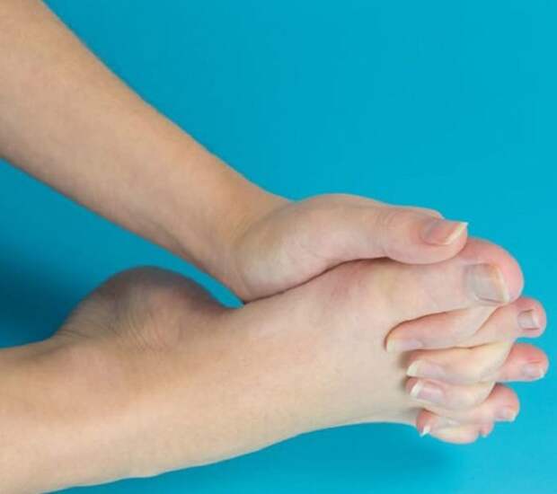 Упражнение — переплетение пальцев, которое поможет вернуть молодость и подвижность ног!