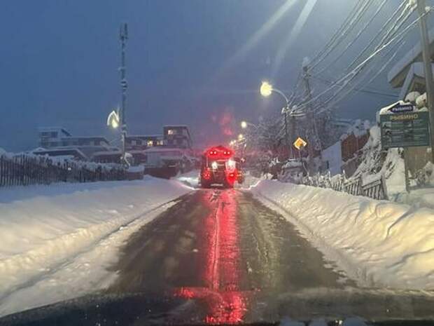 Снежные завалы и морские волны 5-метровой высоты: в Сочи объявлено штормовое предупреждение до 1 января