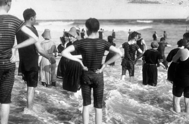 Отдыхающие на пляже Рокуэй Бич, Нью-Йорк Сити, 1897 г. 100 лет назад, 20 век, архивные снимки, архивные фотографии, пляж, пляжный отдых, черно-белые фотографии, чёрно-белые фото