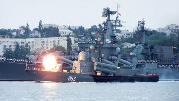 В Крым стягивают боевые корабли и самолеты