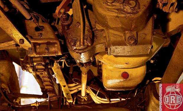 Отбор мощности на механическую лебедку осуществляется прямо из КПП (а не с отдельного выхода РК). При этом сама четырехступенчатая коробка передач на удивление компактна