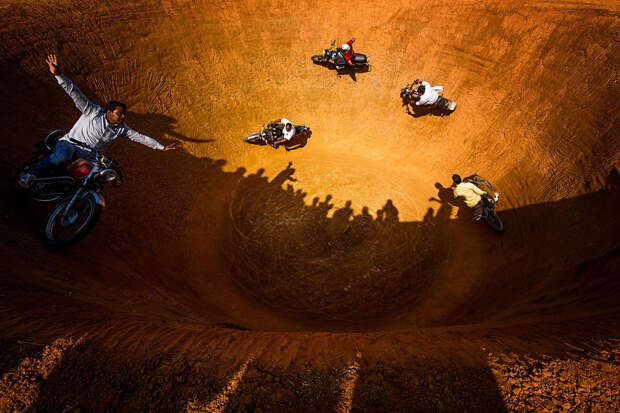 Мотоциклисты в «колодце смерти», Индия