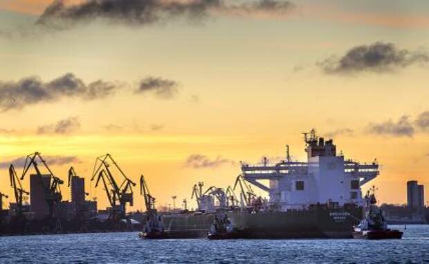 На фото: норвежский танкер Breiviken с нефтью для Белоруссии прибыл в литовский порт Клайпеда