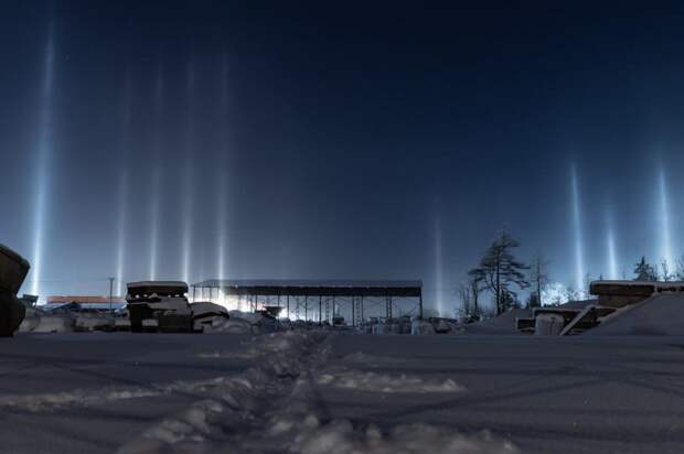 В Ленинградской области сняли на видео световые столбы