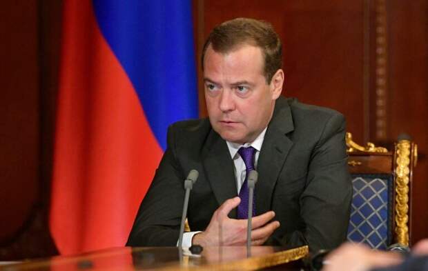 «Быстрее сломается денежный станок США»: Медведев прокомментировал выделение 40 млрд на помощь Украине