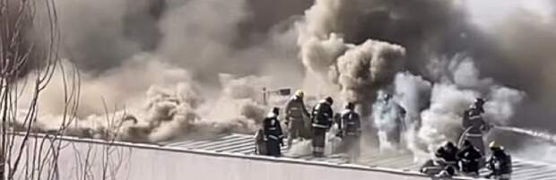 Крыша здания загорелась на территории ТРЦ “Актау”