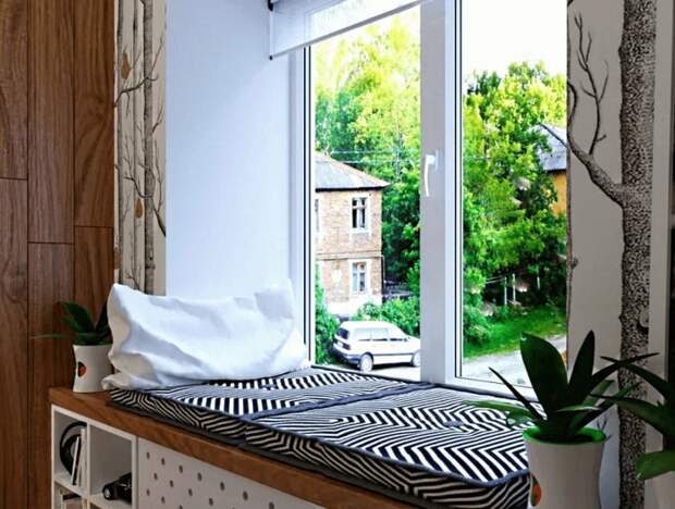 Зона отдыха на подоконнике удобная и уютная. / Фото: lovyvolnu.ru Зона отдыха на подоконнике удобная и уютная. / Фото: lovyvolnu.ru