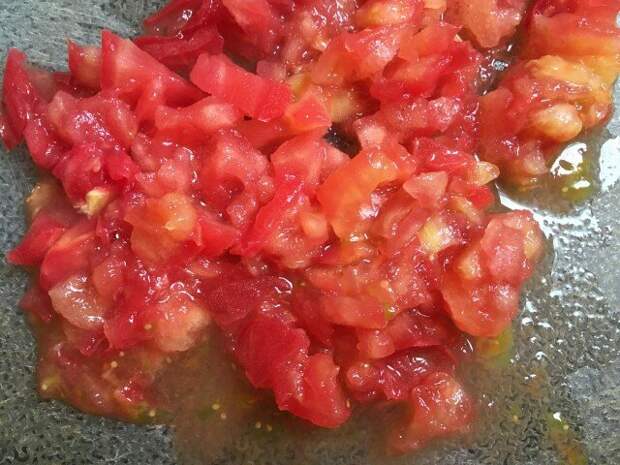 Режем красный томат