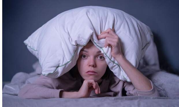 Чем опасна привычка шить в кровати, рассказали фельдшеры скорой