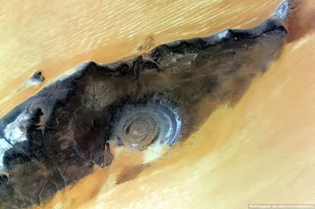 "Глаз Сахары": Вулкан, эрозия почвы или кратер метеорита?