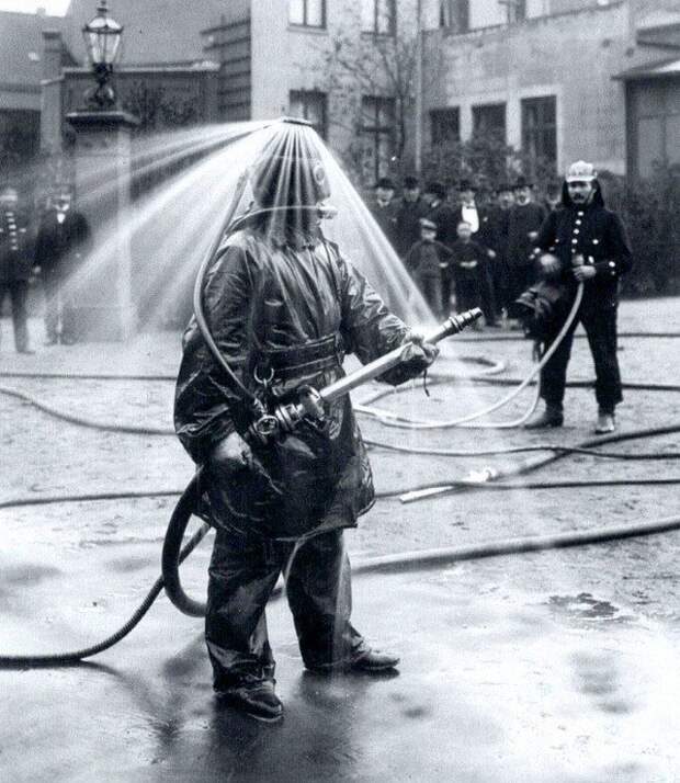 Публичная демонстрация пожарного шлема с водяным душем компании König. Германия, 1900-е годы история, ретро, фотографии