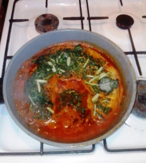 Фото №9 рецепта "Ханум в  сковородке" : Присыпаю зеленью и заливаю соусом из томатной пасты.
