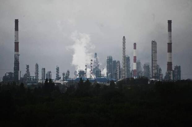 Песков: Россия совершенствует меры по защите НПЗ и предприятий от атак ВСУ