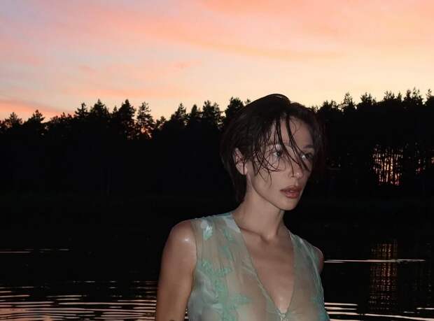 Блогерша Ивлеева призналась, что обгорела и попробовала странное пиво в Африке