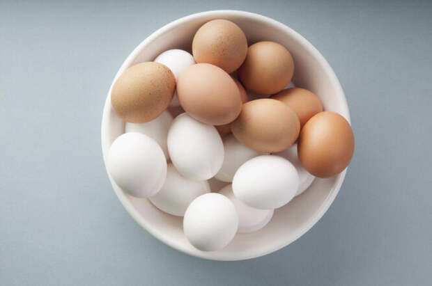 Яйца в скорлупе. Одна из самых распространённых ошибок – попытка сварить яйцо в микроволновке. Если скорлупа не разбита, пар, возникший внутри яйца под воздействием микроволн, не находит выхода, и яйцо смачно лопается. Если скорлупа не цельная, яйца вполне можно разогревать.