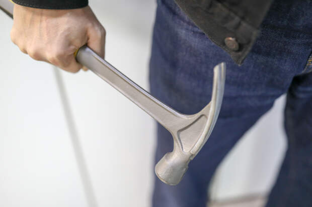 Агрессивный россиянин с молотком напал на автобус