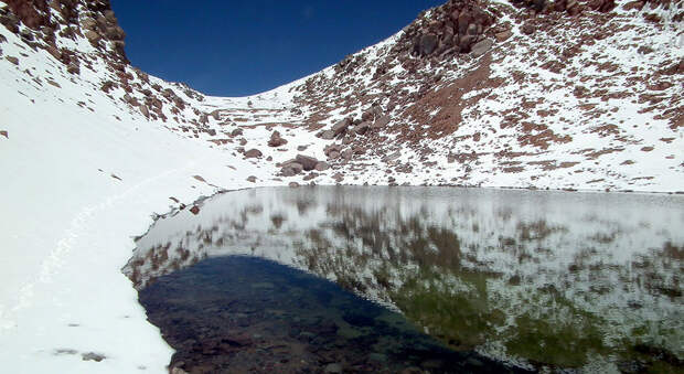 Кратерное озеро на Ликанкабуре, Чили