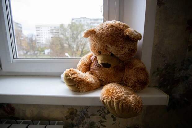 В Плавске двухлетняя девочка выпала из окна четвертого этажа на улице Орлова