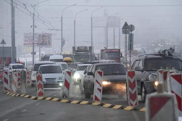 «Пару лет постоят в пробке»: омичей возмутили заторы из-за перекрытия моста у Телецентра