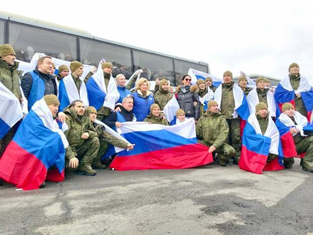 Еще 200 бойцов вернули домой из украинского плена