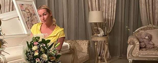 Волочкова выложила фото чужого букета под видом своего подарка на 45-летие