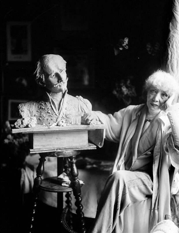 Сара Бернар с бюстом Эдмона Ростана, созданном актрисой в 1900 году. Фото 1922 года.